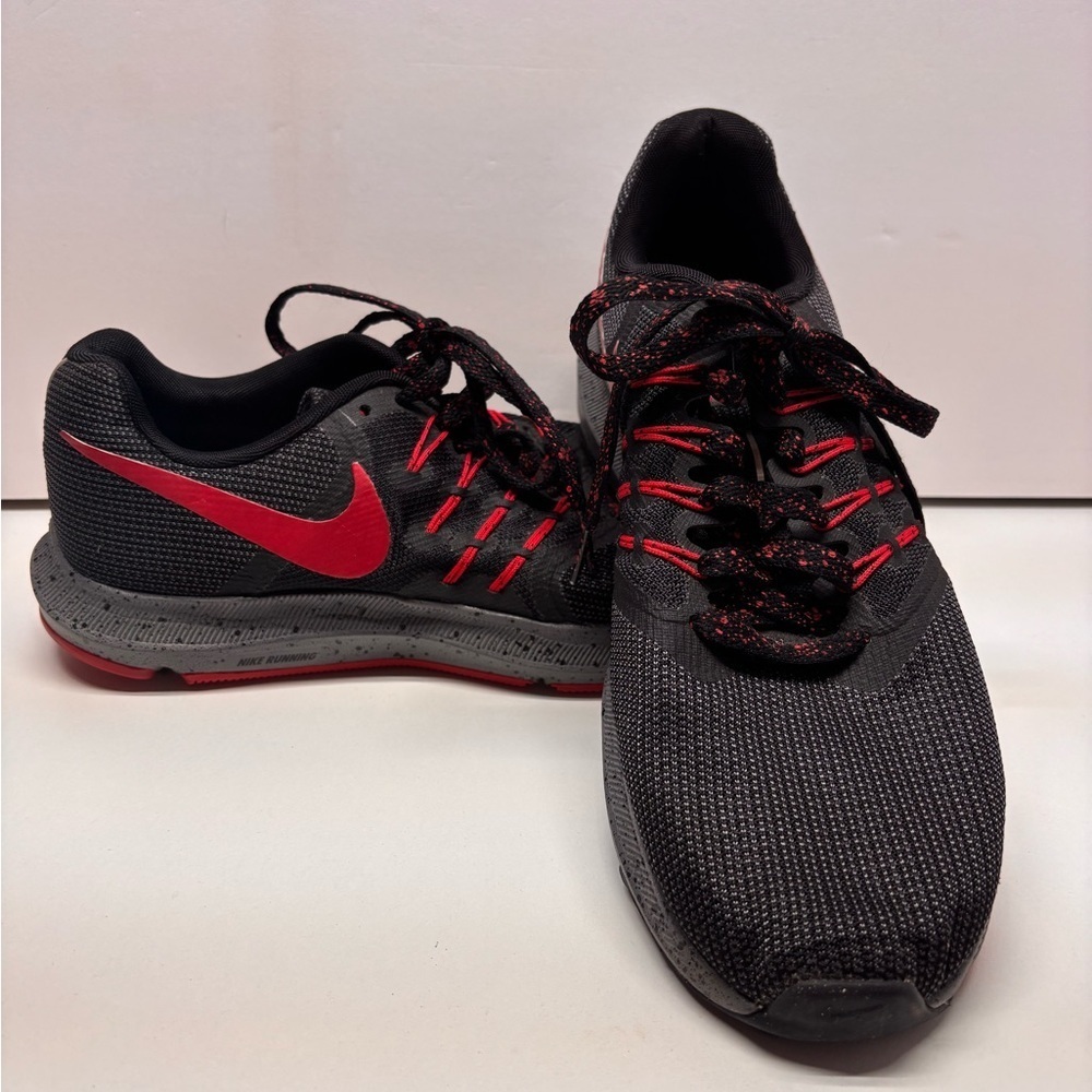 NIKE Run Swift Men's Running Shoes Size 7.5 Black/Red CK6691-001 - Picture 2 of 11